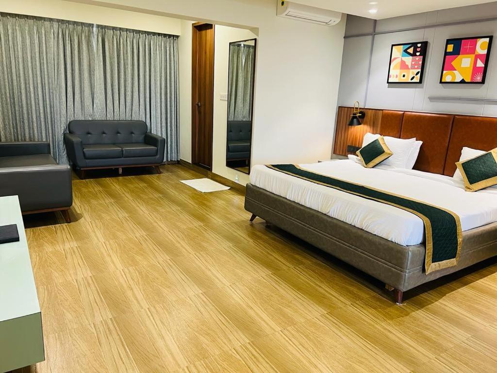 The Lemon Grass Hotel Gandhinagar Buitenkant foto