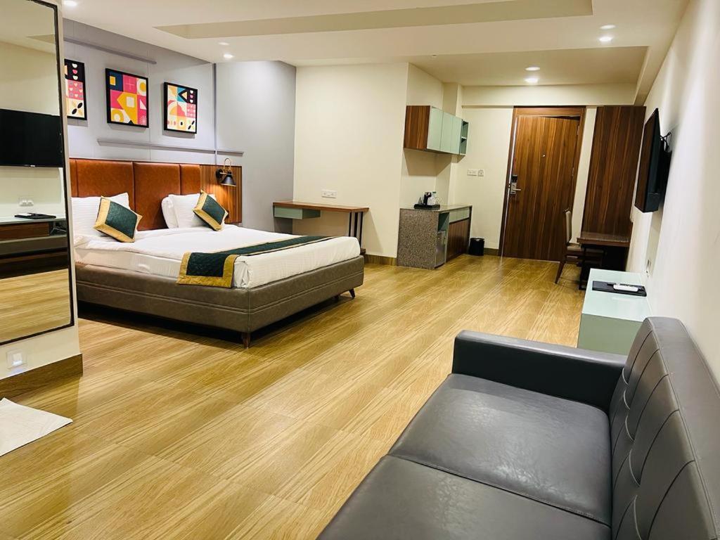 The Lemon Grass Hotel Gandhinagar Buitenkant foto