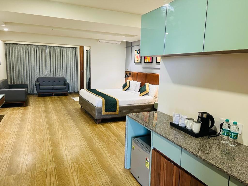 The Lemon Grass Hotel Gandhinagar Buitenkant foto